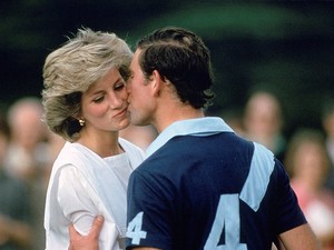 Sosem látott fotókon Diana hercegnő és Károly király