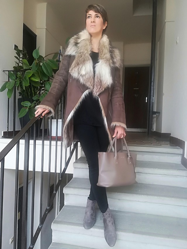 Kákonyi Dóra szettjében ma a földszínek dominálnak!