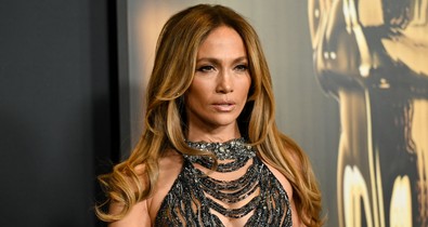 Jennifer Lopez meztelenruhában ragyogott, Angelina Jolie összeöltözött a fiával - ezek voltak a Governors Awards legizgalmasabb szettjei