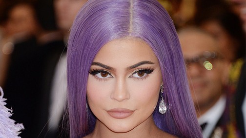 Mély dekoltázsok, feszülő popsik - Kardashian-Jenner klán a Met gálán