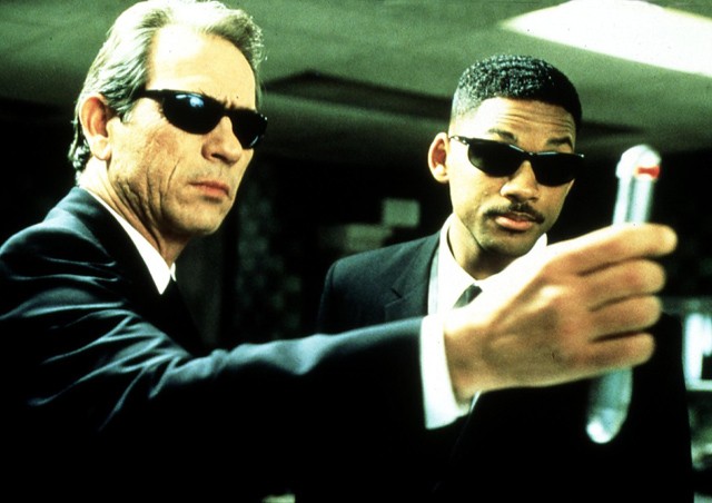 Jay és Kay a galaktikus zsarupáros a nyolcvanas évek szokásos felállását repítik át az UFO-váró kilencvenes évekbe. A Men in Black párosa klasszikus és klasszikusan humoros.