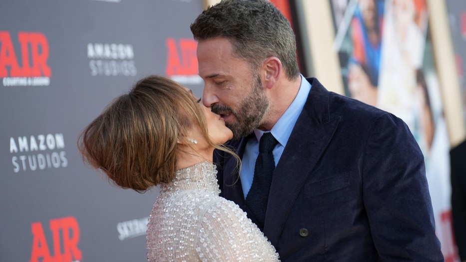 Jennifer Lopez és Ben Affleck szerelmesen bújtak egymáshoz az Air Los Angeles-i premierjén