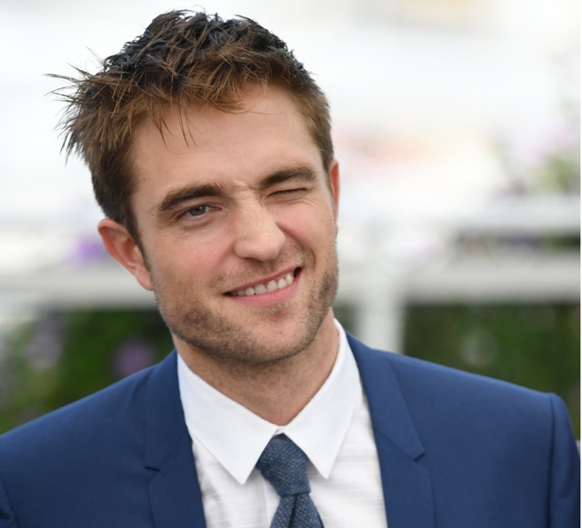 Robert Pattinson grimaszol a cannes-i filmfesztiválon