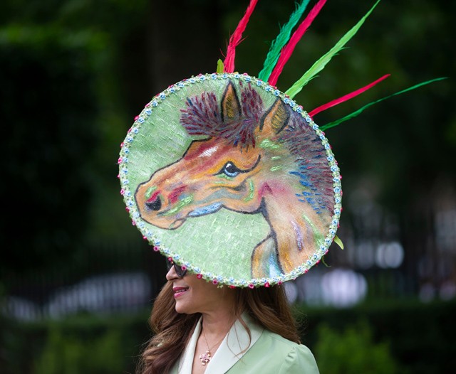 Életünkben nem láttunk még olyan durva fejdíszeket, mint az idei Royal Ascot-on!