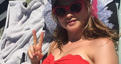 A várandós Behati Prinsloo bikiniben mutatta meg pociját
