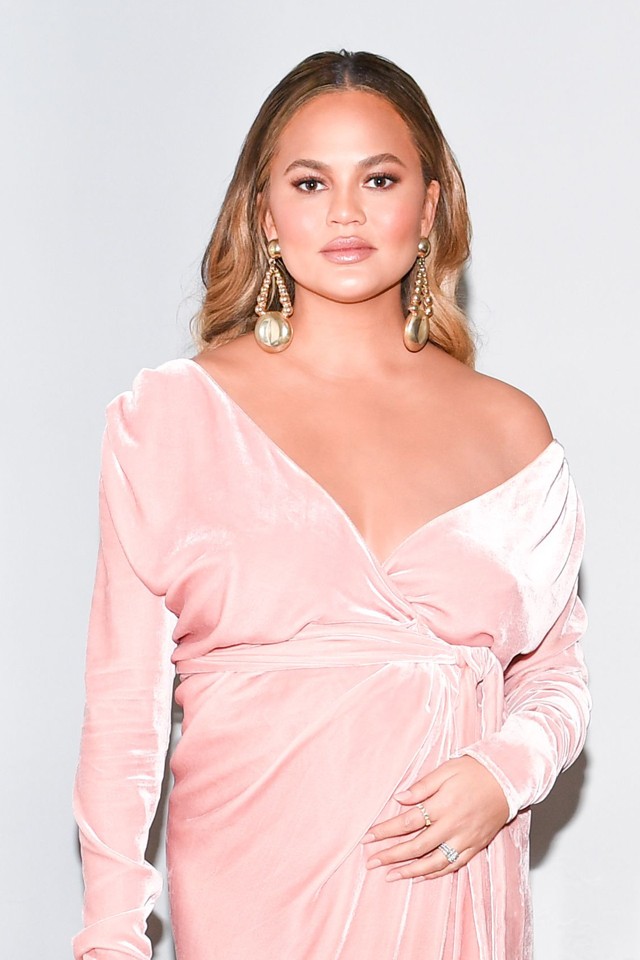 Chrissy Teigen talpig bársonyban ünnepli pocakját