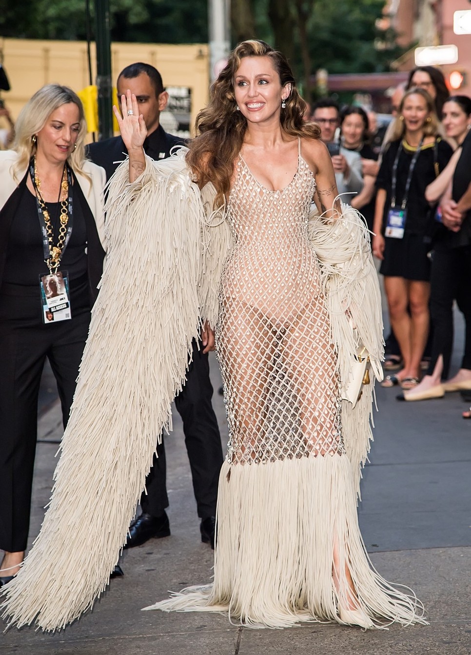 Miley Cyrus Schiaparelli meztelenruhában érkezett popoperája bemutatójára