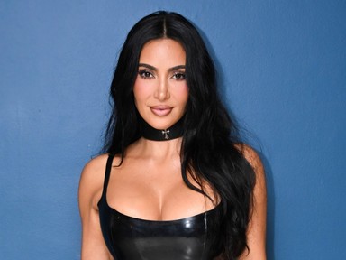 Mi történt? Kim Kardashian megijesztette a nézőket, bizarr maszkban vonult végig a vörös szőnyegen