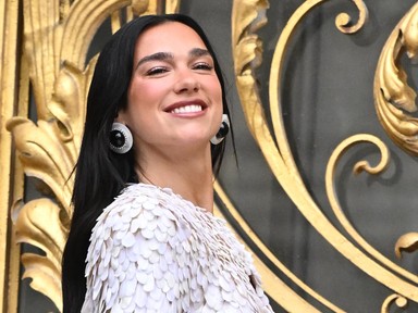 Dua Lipa melltartó nélkül viselt meztelenruhát, csak úgy ordít a szettjéből a merészség