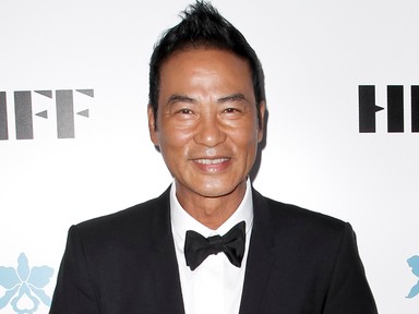 Megkéselték a színpadon a Tomb Raider színészét, miközben beszédet tartott