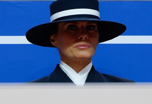 Nem Melania Trump csókálló kalapja az egyetlen ruhadarab, amire örökre emlékezni fogunk: íme a legemlékezetesebb szettek Donald Trump beiktatásáról