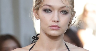 A Hadid testvérek fekete fürdőruhában ragyognak a kifutón!