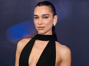 Dua Lipa átlátszó csipkefelsőben villantotta meg melleit, kihívó viseletet választott a kánikulában