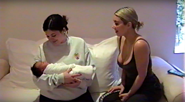 Kim babája Kylie kezeiben