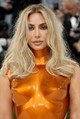 Kim Kardashian kedvencei a barnás tónusok, amit most szőke hajszínnel párosított