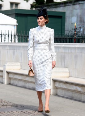 Katalin hercegné pöttyösben is tekintélyt parancsoló. Az ikon könnyed, fehér, fekete pöttyökkel díszített midi ruhájának szabása tökéletes: laza, magas nyakú, karcsúsított derekú és légies, hosszú ujjú. A szettet egy fekete kalappal koronázta meg, amelyet fekete rózsák és finom tüllfátyol díszített. A bézs kiegészítők - a hegyes orrú magassarkú és a kis kézitáska - friss dinamikát adtak az összeállításnak. És nem feledkezhetünk meg az ékszerekről sem: a könnycsepp alakú gyöngy-gyémánt fülbevaló egykor Diana hercegné tulajdona volt. 