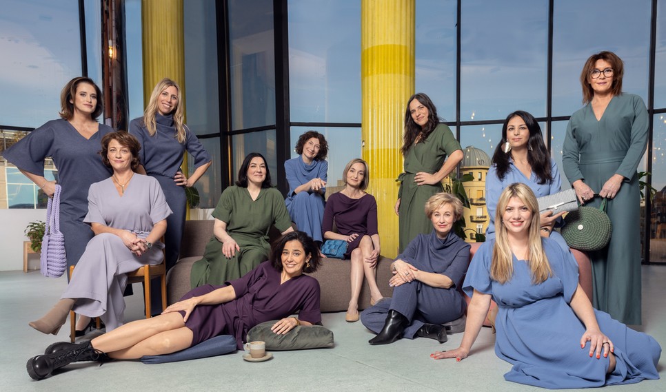 Balról jobbra: Kende-Hofherr Krisztina, a magyar média- és kommunikációs piac egyik meghatározó alakja, Kolosi Bea, a Líra vezérigazgatója, Cakó Kinga, a CAKÓ márka tervezője és megálmodója, Maróy Krisztina, a Glamour magazin főszerkesztője, Gryllus Dorka színművész, Gyurkó Szilvi gyermekjogi aktivista, a Hintalovon Alapítvány létrehozója, Rozgonyi-Kulcsár Viktória, a Jurányi és a Füge ügyvezetője, Palya Bea énekes-dalszerző és hangtanár, Soós Nóra festőművész, Kiss Nóra, 2. kerületi kulturális ügyekért felelős polgármesteri tanácsadó, Oszkó-Jakab Natália, a Művészetek Völgye Fesztivál igazgatója, Jamniczky Tímea, a JCDecaux Hungary vezérigazgatója. Fotó: Tihanyi Anna