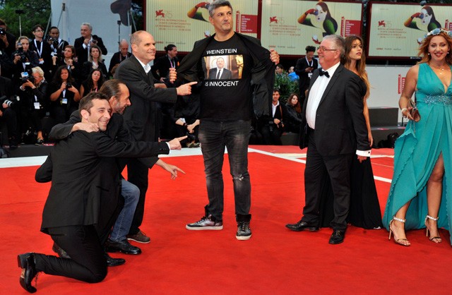 Még viccnek is rossz:´Weinstein ártatlan´ feliratú pólót viselt a vörös szőnyegen ez a rendező
