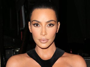 Kim Kardashian arany áttetsző fürdőruhája nem hagy semmit a képzeletre