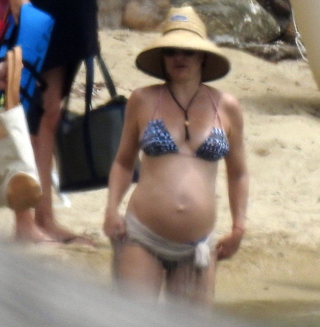 Kate Hudson várandósan a tengerparton