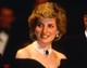  Diana hercegné 1986-ban Ausztriában egy fogadáson viselte a dupla zafírköves fülbevalót és látványos szintén zafírköves gyöngysoros nyaklánccal