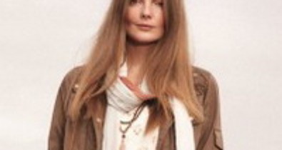 Bohém sivatagi hippi, nagyasszony fehérneműben, táskával a parton. Mihalik Enikő háromszor!