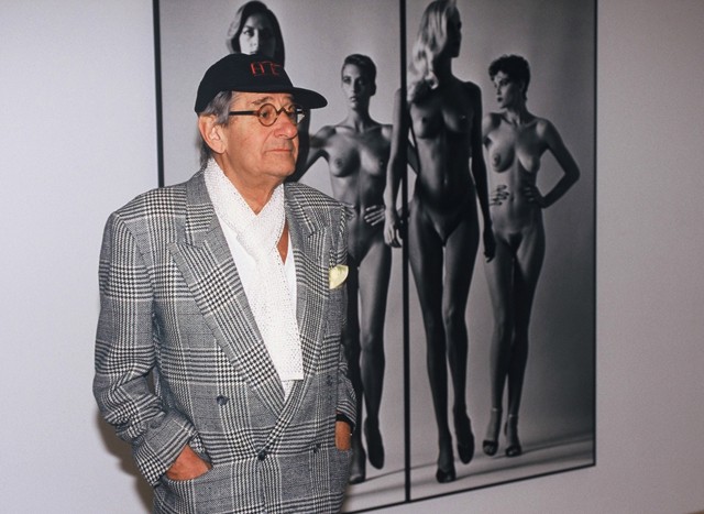 Helmut Newton a Jönnek című fotója előtt