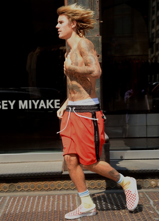 Justin Bieber félmeztelenül az utcán