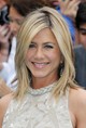 Jennifer Aniston a hamvas szőke, tépett bobot is irigylésre méltóan tudja viselni