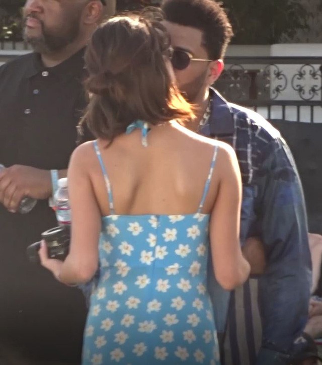 Selena Gomez és The Weeknd csókolóznak