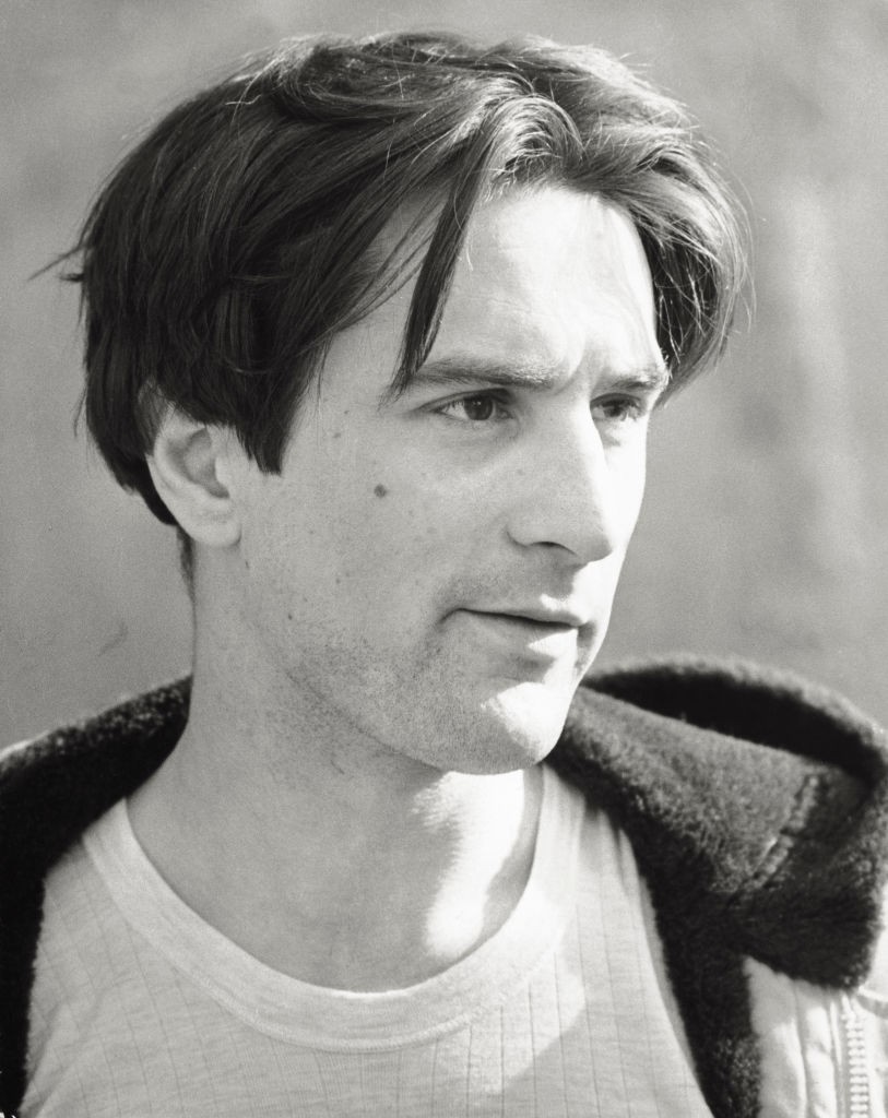 Robert De Niro Parmában, 1975-ben. Ez a fekete-fehér portré egy olaszországi fotózáson készült, épp a Taxisofőr forgatása előtt. Még kevés dolog árulkodik arról, hogy egy évtizedekre szóló karrier küszöbén áll – talán pont ez benne az érdekes.