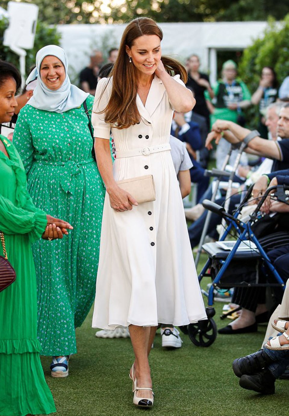  Ez a fehér nyári ruha igazi univerzális darab, bármilyen eseményen bevetheti Katalin hercegné