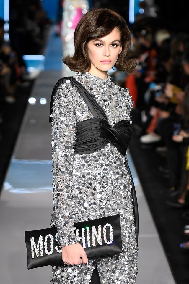 Jackie Kennedy klónjaként vonult Kaia Gerber és a Hadid lányok a Moschino bemutatón!