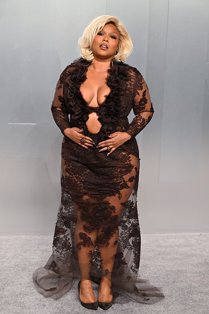 Lizzo sem fogta vissza magát a 2026-os Vanity Fair Oscar-bulin: az énekesnő egy áttetsző barna csipkeruhában érkezett, amely mély dekoltázzsal és látványos fodrokkal hívta fel magára a figyelmet. A merész kreáció az este egyik legfeltűnőbb megjelenése volt.