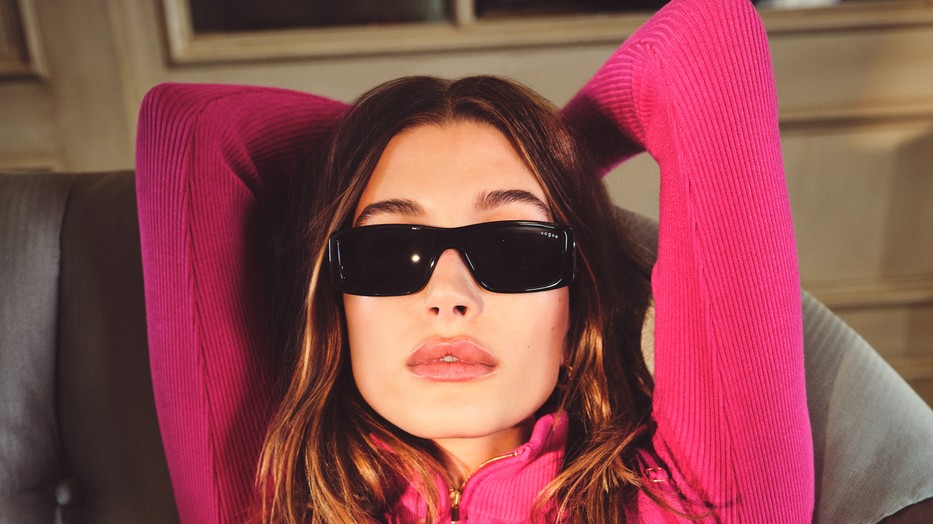 Hailey Bieber bemutatta a saját Vogue napszemüveg kollekcióját