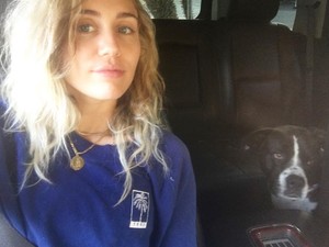 Miley Cyrus új frizurával: maga a megtestesült nőiesség