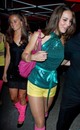 2008. szeptember 17-én Katalin hercegné és Pippa Middleton a londoni Day-Glo Midnight Roller Disco jótékonysági eseményen vettek részt Vauxhallban. Ezen a képen a nővérek izgalmas és színpompás szettjeikkel megmutatták játékos oldalukat is.
