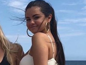Selena Gomez fenékvillantós fürdőrucis fotókon mutatta meg, hogy majd kicsattan a boldogságtól
