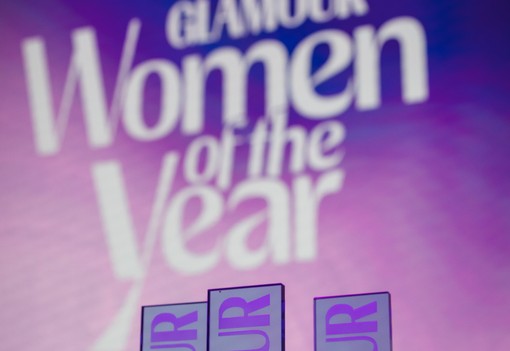 „Nőként nehéz leküzdeni, hogy csak akkor érezzük magunkat hasznosnak, ha éppen van feladat” – A GLAMOUR Women of the Year Az év színésznője díj nyertesével, Dobos Evelinnel beszélgettünk