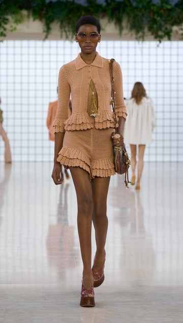 Természetesen a Pantone szín a Chloé 2025 tavaszi/nyári kifutóján is megjelent 