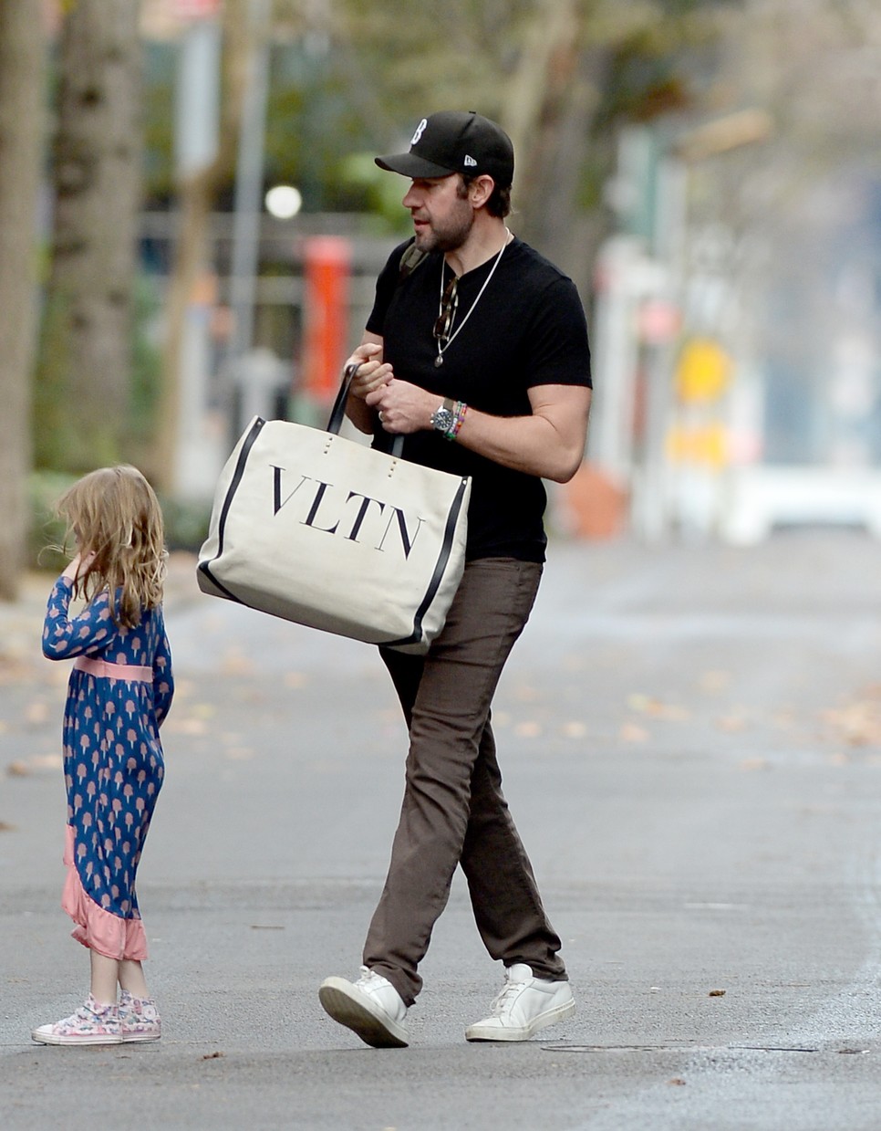 John Krasinsky és Stanley Tucci között kacifántos családi kapcsolat van