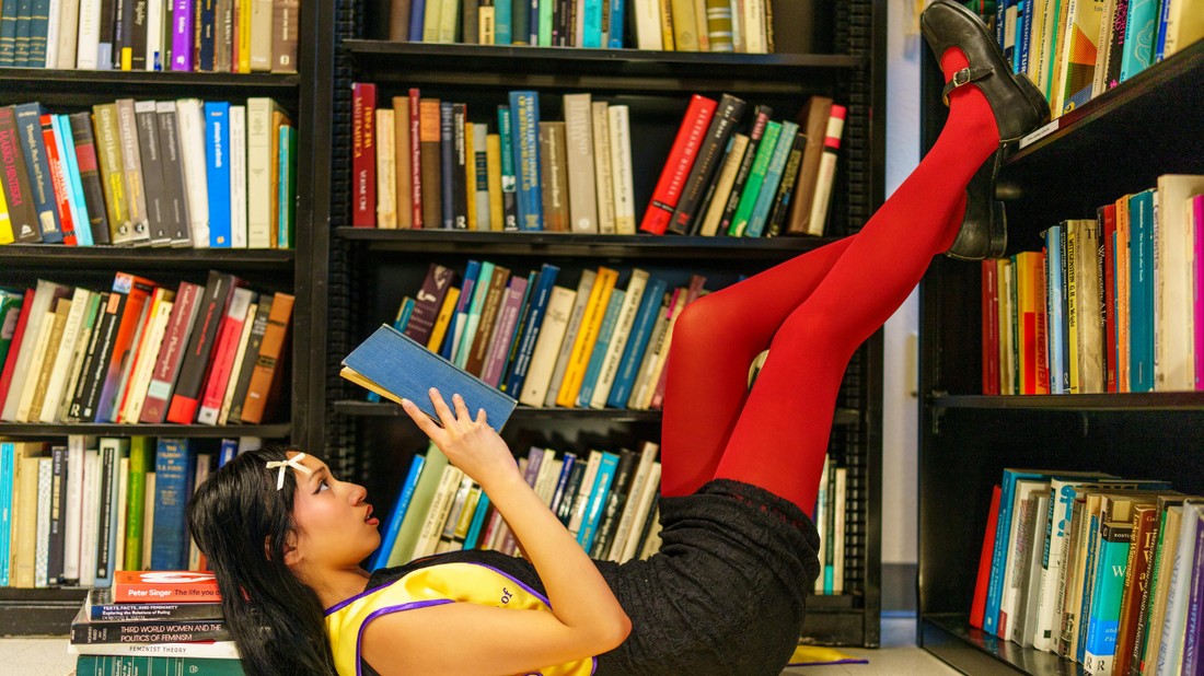 A szín szerint rendezett könyvespolcok pozitívan befolyásolhatják mentális egészségünket