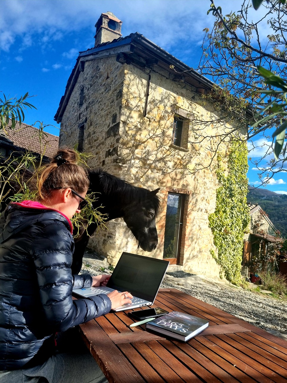 Az online világnak köszönhetően dolgozni szinte a világ bármelyik pontjáról lehet, ezt használta ki Adrienn és férje is, így vágtak bele a workaway életformába