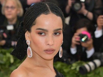 Zoe Kravitz édeasanyja nyomdokaiba lépett: levetkőzött a Rolling Stone magazinnak