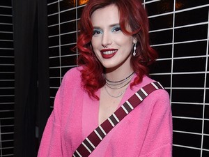 Na ne! Bella Thorne egy hatalmas kardigánt vett fel ruha helyett!