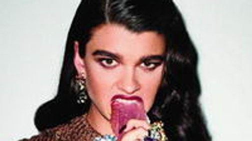 Brutális lakomával sokkol a modell