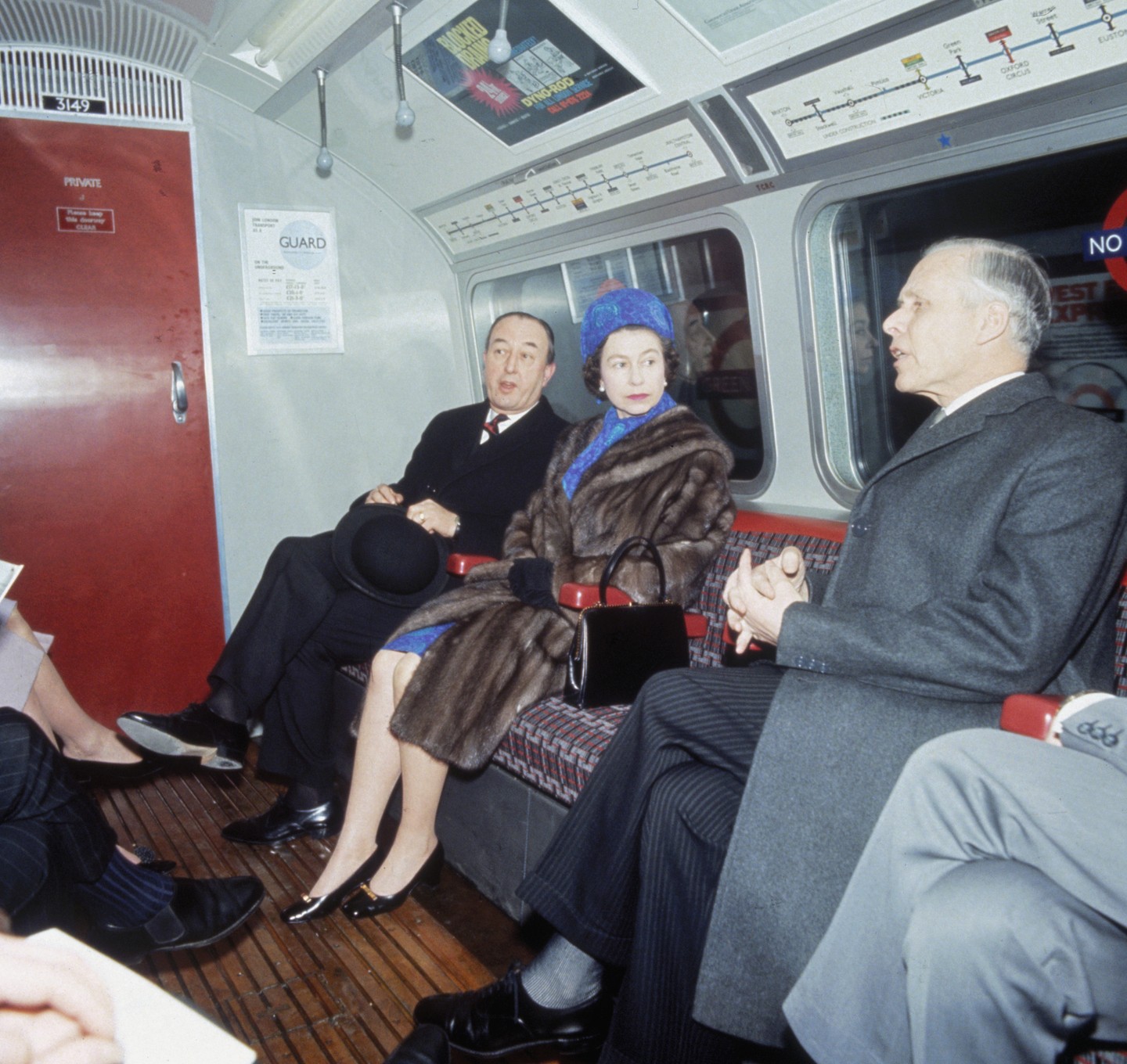 Erzsébet királynő 1969-ben avatta fel a londoni metró új Victoria-vonalát, ez volt életében a második alkalom, hogy metróval utazott. Első látogatására 1939-ben került sor, amikor még hercegnő volt, és 13 évesen ismerkedett meg a tömegközlekedés csodáival. 