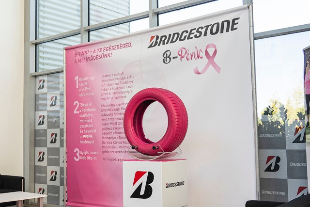 Még a gumiabroncs is rózsaszín a Bridgestone októberi kampányában