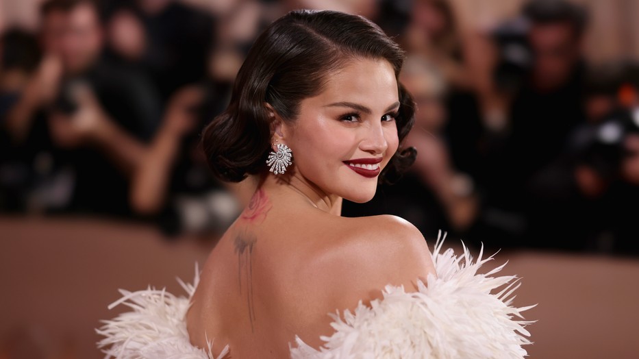 NYITÓ Selena Gomez és Benny Blanco romantikus, régi hollywoodi megjelenéssel rázták fel a Golden Globe vörös szőnyegét