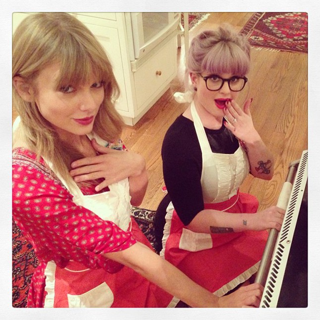 Taylor Swift és Kelly Osbourne született feleségek.